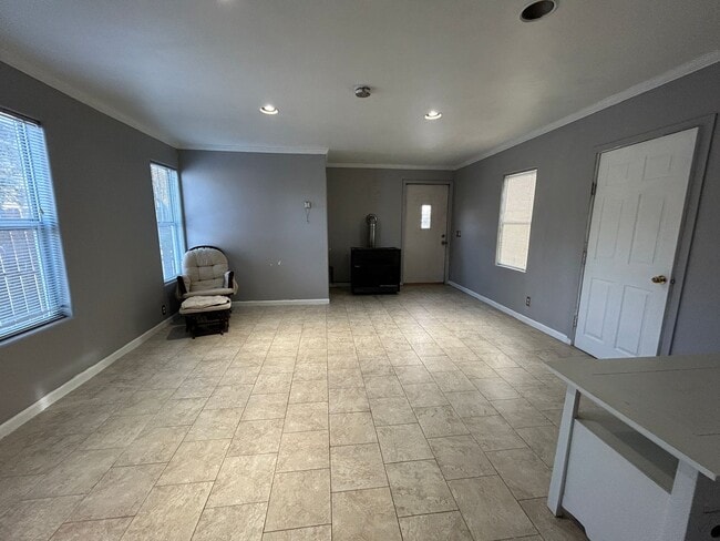 Building Photo - Cute Single Family 2 bedroom home