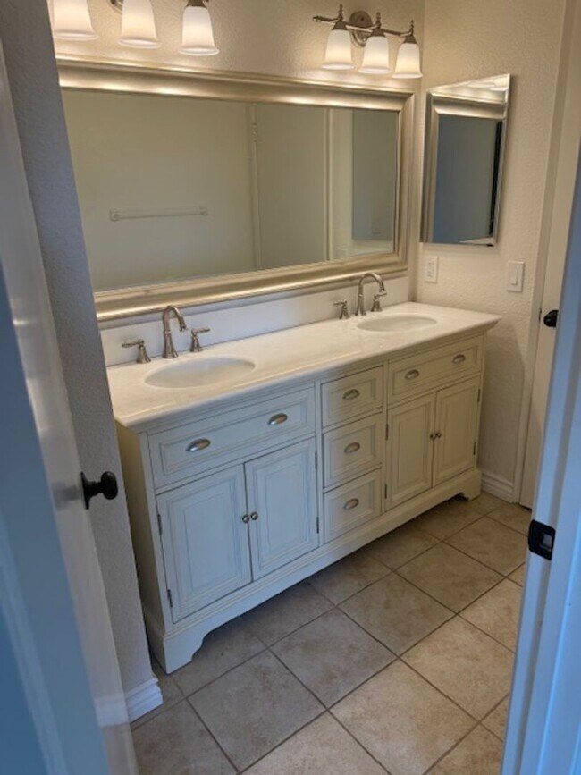 Building Photo - Beautiful 4 Bedroom, 3 Bathroom Home in Re...