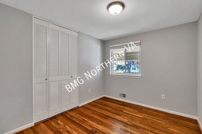 Building Photo - 5207 Gainsborough Dr