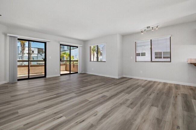 Building Photo - Mission Beach. 3 bedroom, 2.5 bath, 2 car garage,