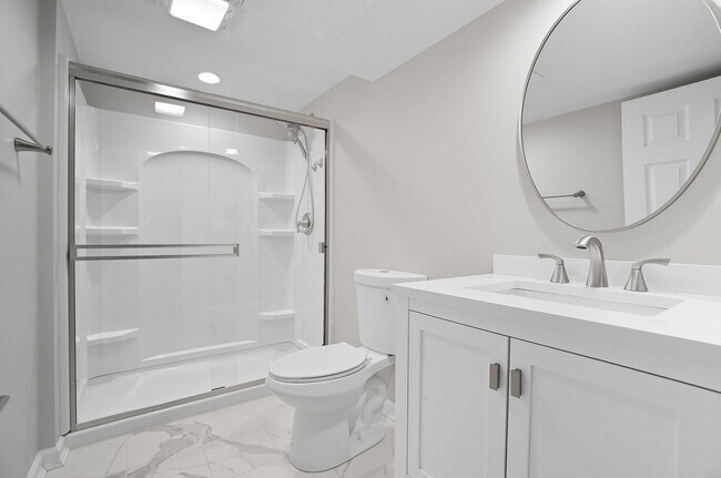 Building Photo - 6 Bed/3 Bath Remodeled Hyde Park Home w/Ce...