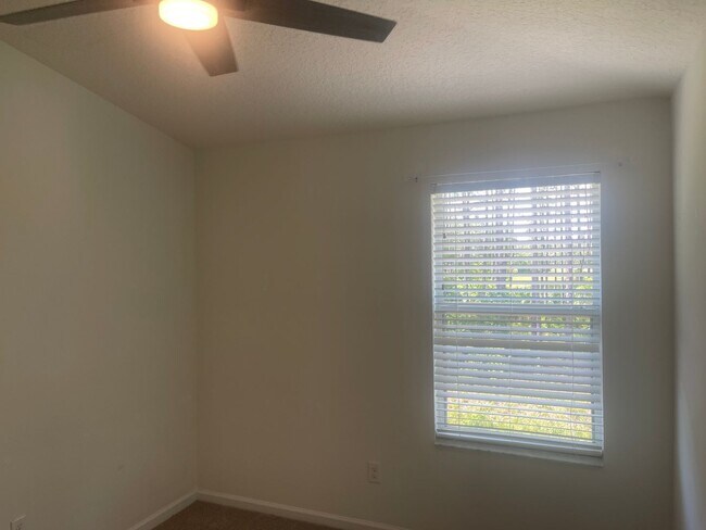 Building Photo - Enjoy Stylish Townhome Living in Vibrant B...