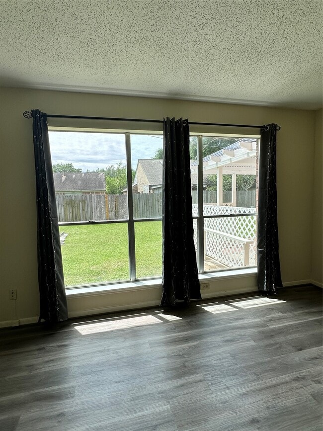 Building Photo - 4819 Sunshine Dr