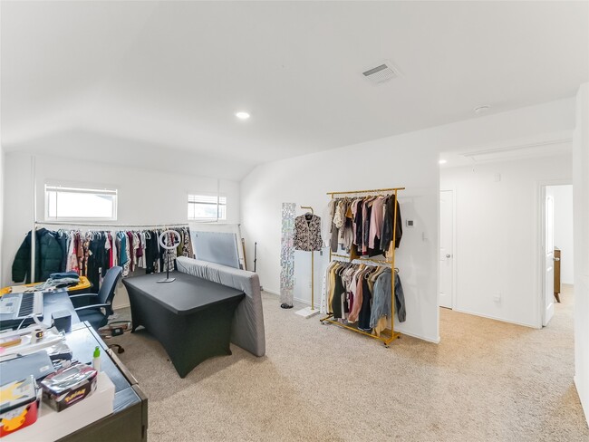 Building Photo - 15022 High Rpds Ln
