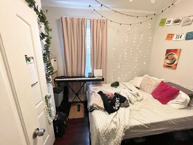Building Photo - Modern 3 Bed with Private Deck + In-Unit L...