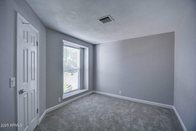 Building Photo - 4834 E Hillery Dr