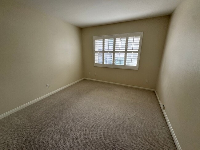 Building Photo - Private Patio, Cozy Fireplace & Prime Thousand Oaks Location
