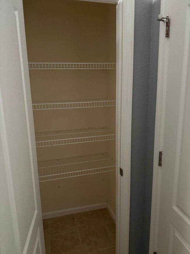 Building Photo - 4 bedroom 3 baths single family house clos...