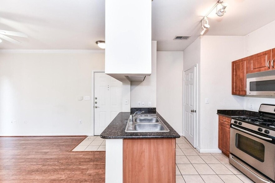 Building Photo - 12913 Centre Park Cir