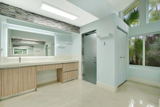 Building Photo - 7351 Valencia Dr