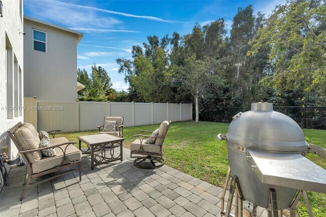 Building Photo - 1827 Lake Cove Dr