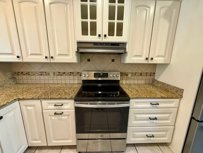 Building Photo - 3 bedroom, 3 bath Luxury Living Along the ...