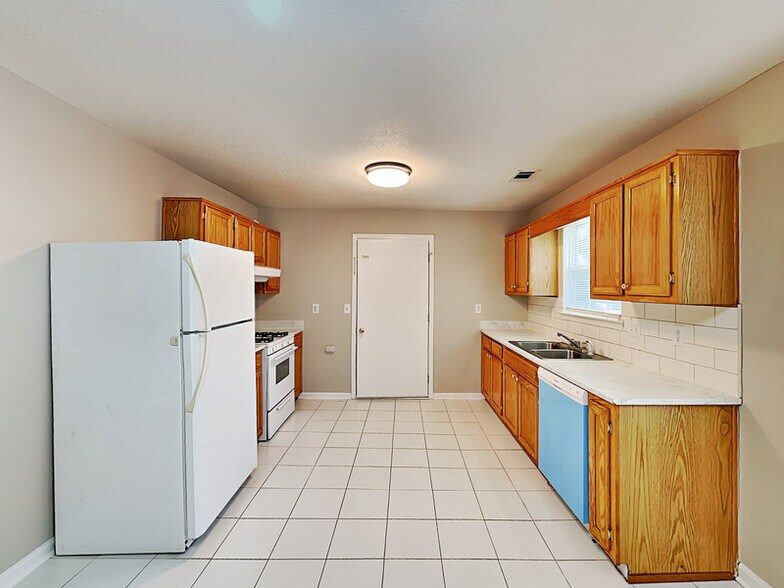 Building Photo - 276 Village Dr