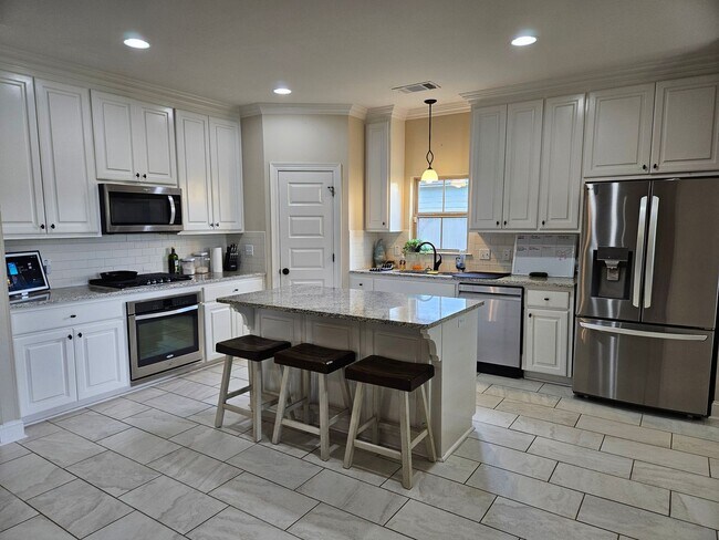 Building Photo - 43283 Pond View Dr