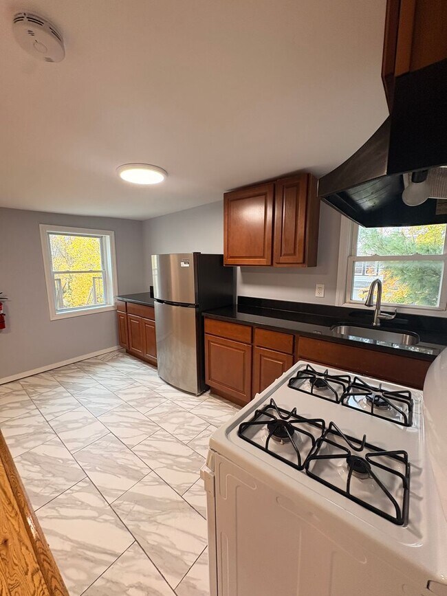 Building Photo - 347 Norwood Ave