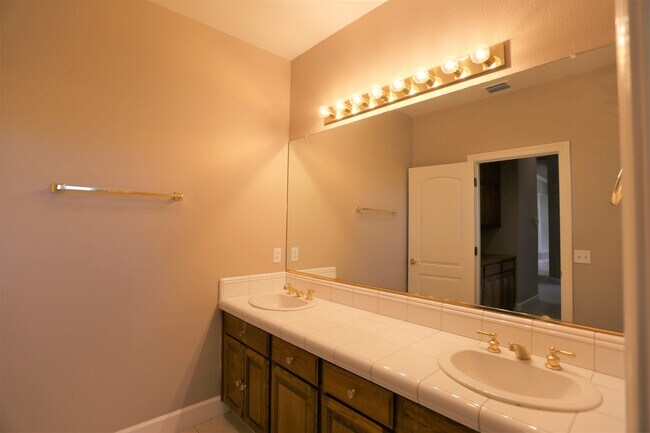 Building Photo - 320 Hartley Dr