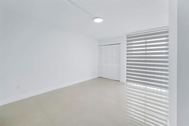 Building Photo - 9240 Fontainebleau Blvd