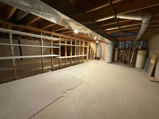 Building Photo - 4 Bedroom 2 1/2 Bath Home Oversized 2 Car Garage. Dog Friendly Available in June