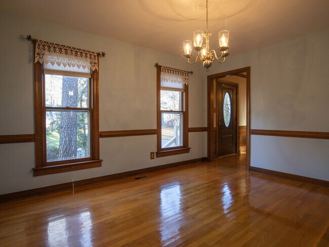 Building Photo - 4266 Roundhill Dr