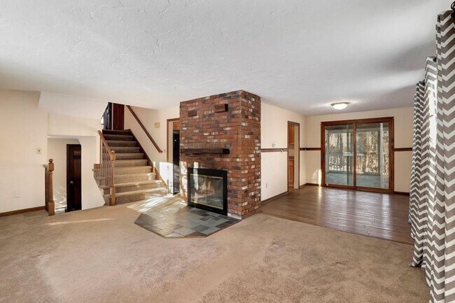 Building Photo - 25% off 1st months rent! Well maintained, 3 Bedroom single family home in lovely Westford neighbo...