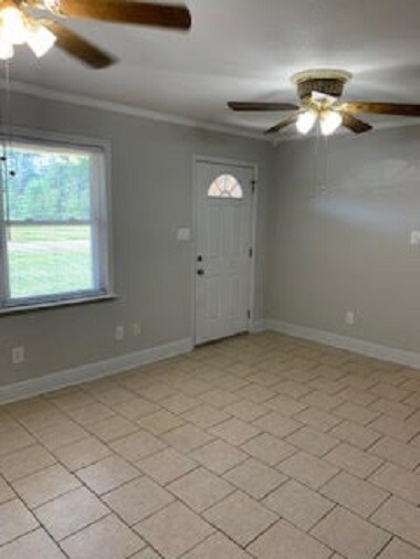 Building Photo - 812 Amar St
