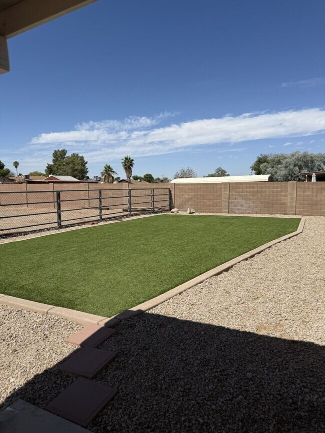 Building Photo - Horse Property 3 bedroom, 2 Bath