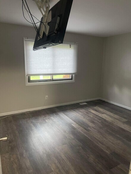Building Photo - 43905 Rivergate Dr