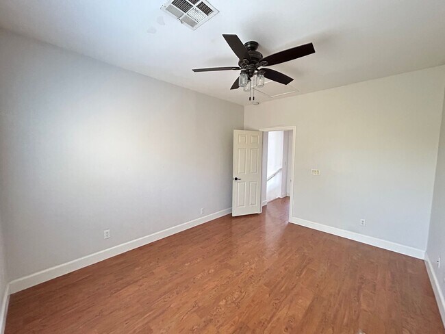 Building Photo - Cozy Upgraded 3 Bedroom 2 Bathroom Home in...