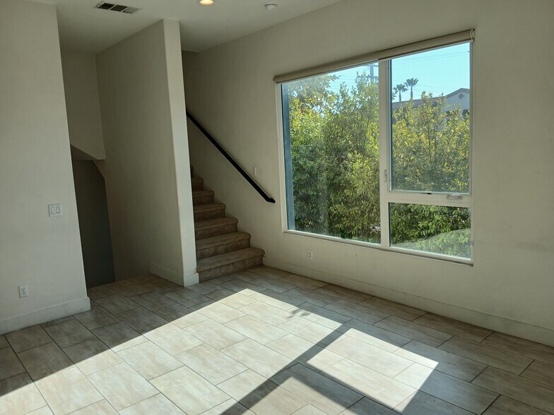 Building Photo - 135 W Live Oak Ave