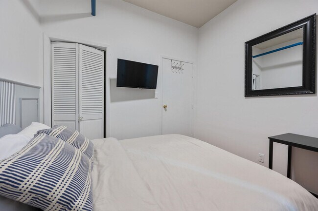 Building Photo - 446 10th Ave