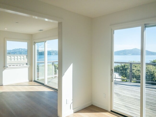 Building Photo - Stunning, Newly Remodeled, Top Floor Flat, Huge Private Deck,  Bay Views, Laundry! Parking! PROGR...