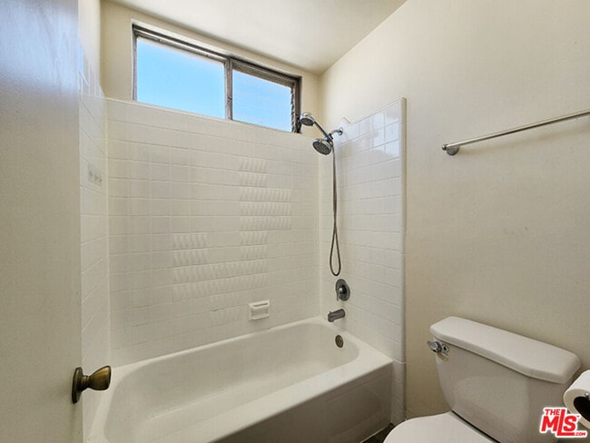 Building Photo - 425 S Kenmore Ave