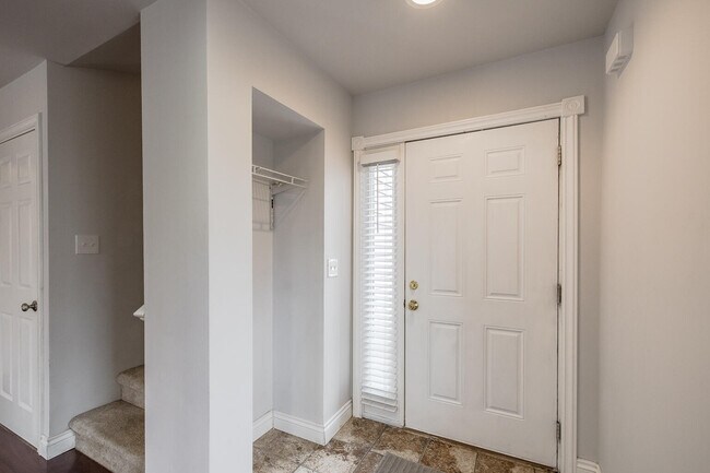 Building Photo - 324 Stratford Ln