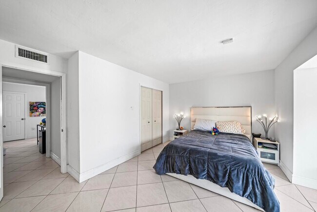 Building Photo - 8745 SW 137th Ave