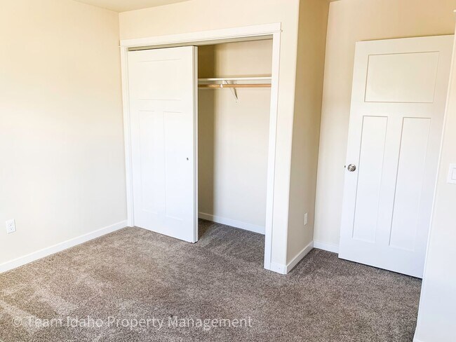 Building Photo - Single Family Home with Attached Garage