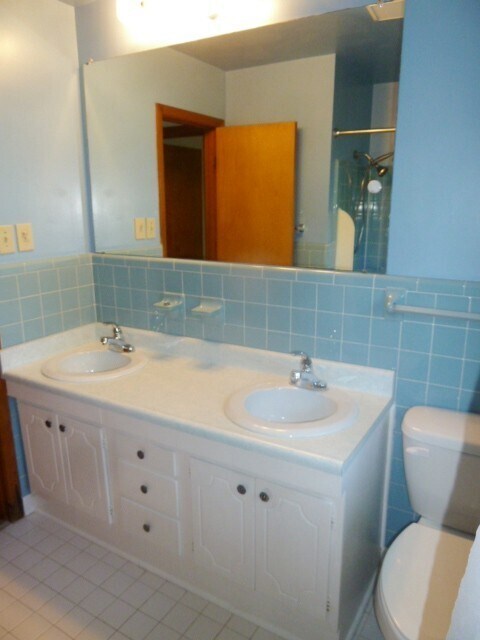 Building Photo - Walk to Campus! Incredible location, amazi...