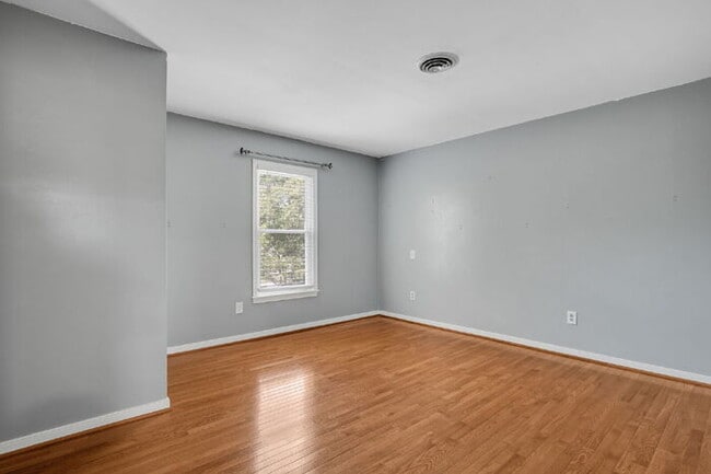 Building Photo - Beautifully Updated Single-Family Home in ...