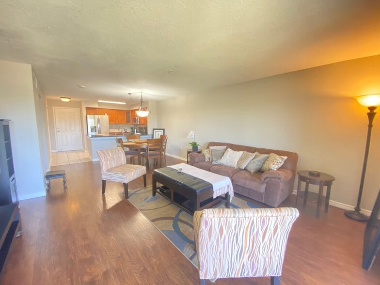 Building Photo - Stylish Orlando Condo in Gated Community –...