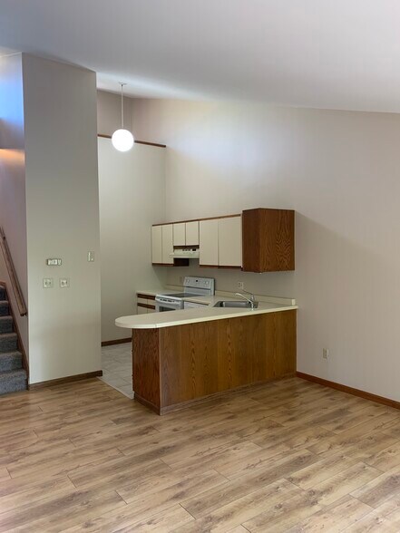 Building Photo - 317 River St