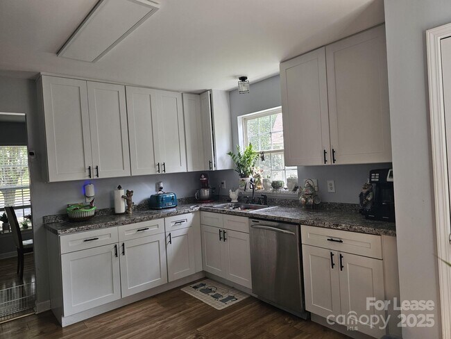 Building Photo - 409 Goosedown Ct