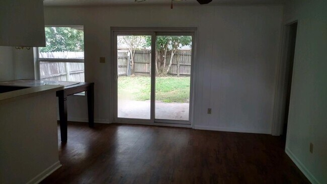 Building Photo - 1415 S Circle Park St