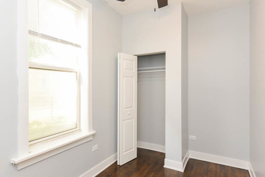 Building Photo - 1922 N Wilmot Ave