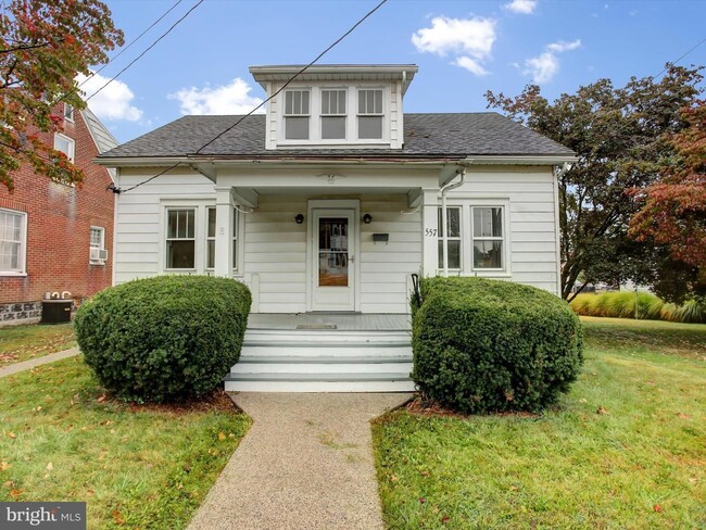 Building Photo - 557 N Franklin St