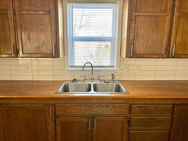 Building Photo - Stunning and Bright home in the heart of the Rose District