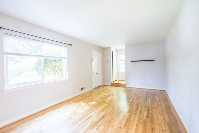 Building Photo - Charming  3 BR/1 BA Single-Family Home in ...