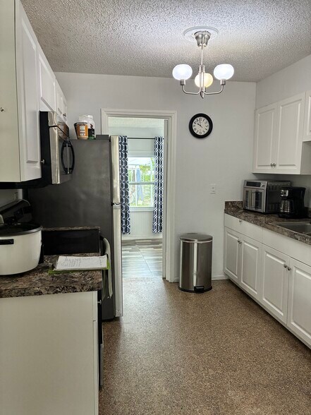 Building Photo - 2414 Bahia Vista St
