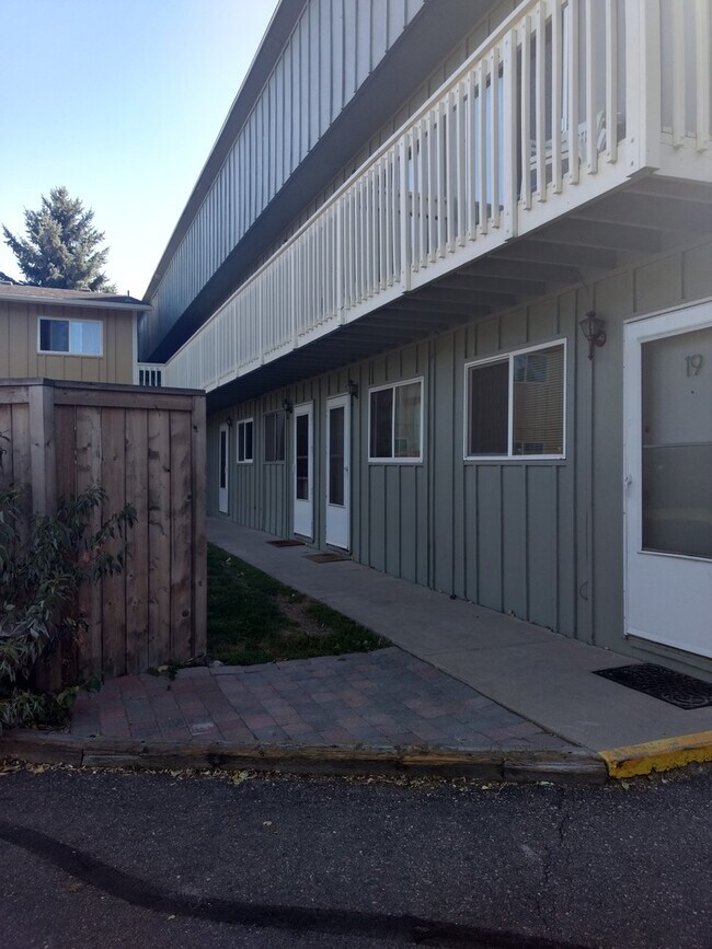 Building Photo - Updated 2 Bed 1 Bath Townhouse close to downtown Louisville