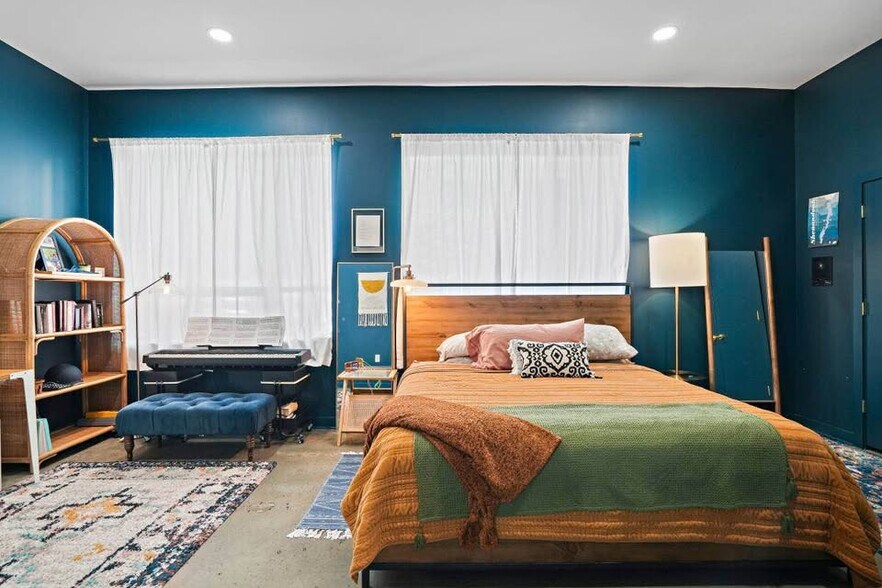 Expansive bedroom with space for king bed, seating area, and office. - 1414 Belmont St NW