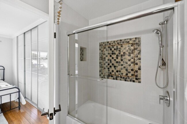 Building Photo - 646 S Ahwanee Terrace