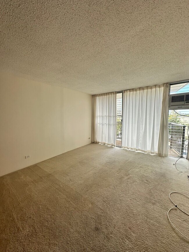 Building Photo - Conveniently Located   2 bedroom 1 bath 1 parking  with Utilities $2500
